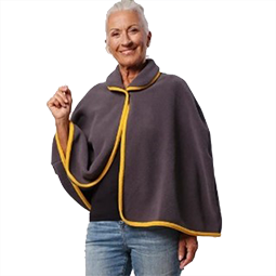 Une femme d'un certain âge portant une cape